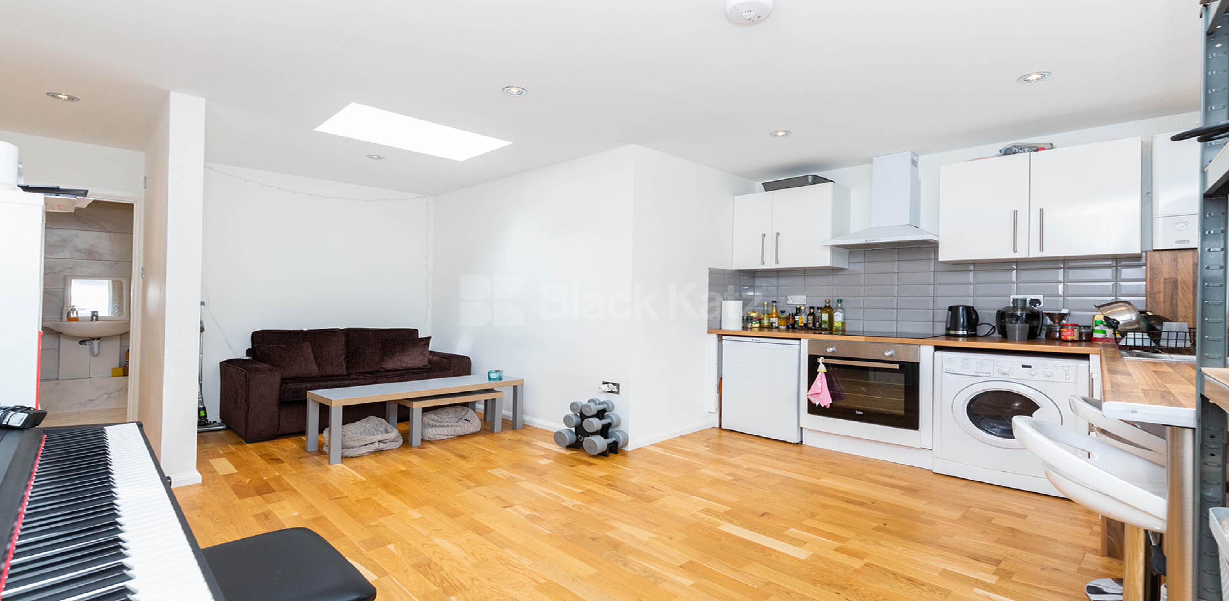 			INCLUDES GAS & ELECTRICITY, 2 Bedroom, 1 bath, 1 reception Apartment			 Hornsey Road, HOLLOWAY  N7